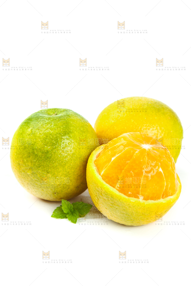 削皮的夏橙放在白底上