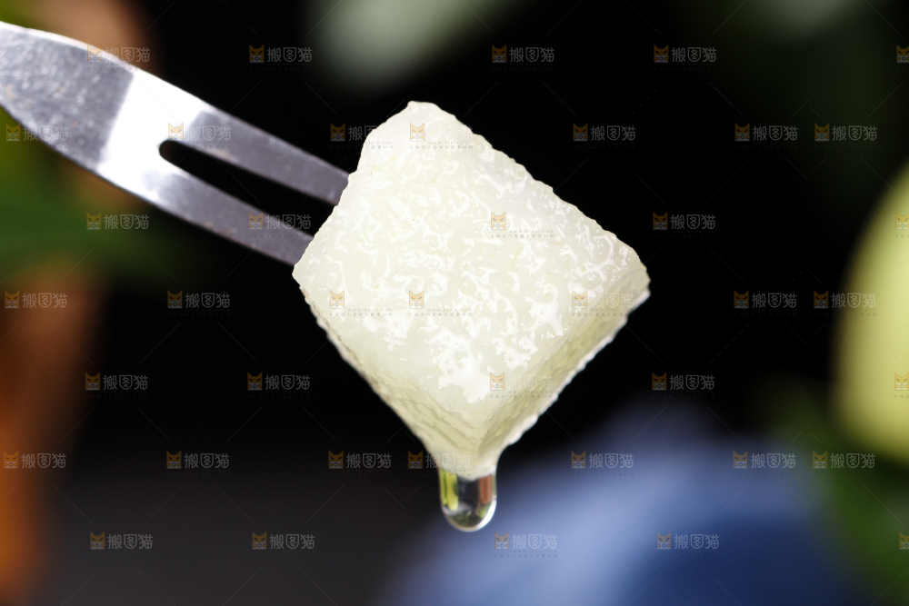 叉子叉着一块皇冠青梨果肉