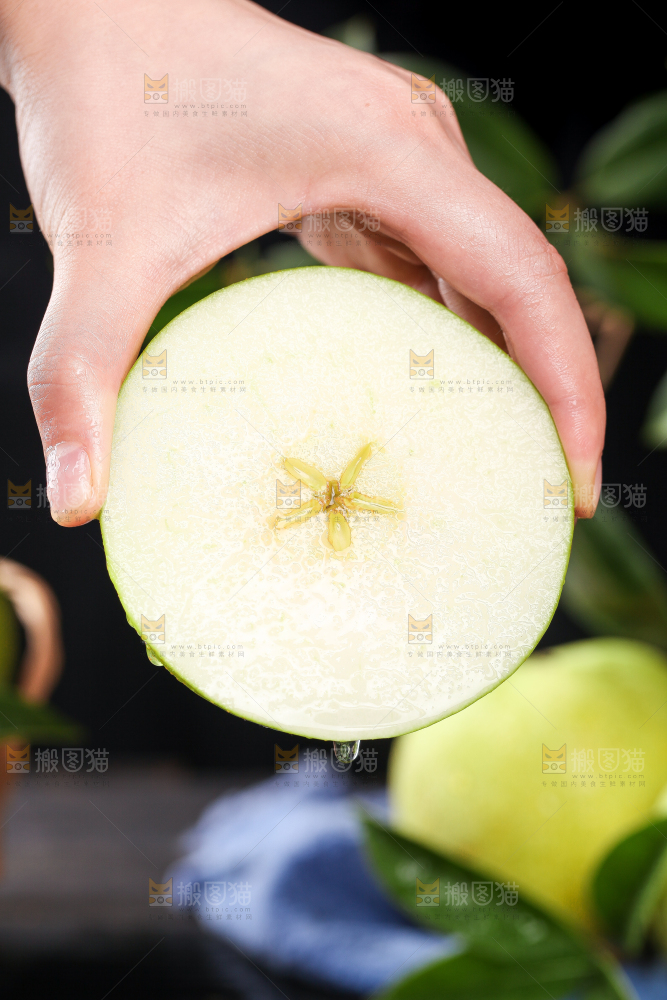 手拿切开的皇冠青梨