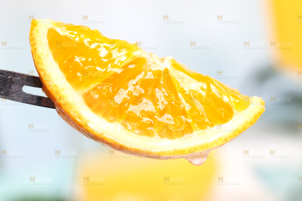 叉子叉着一块秭归夏橙