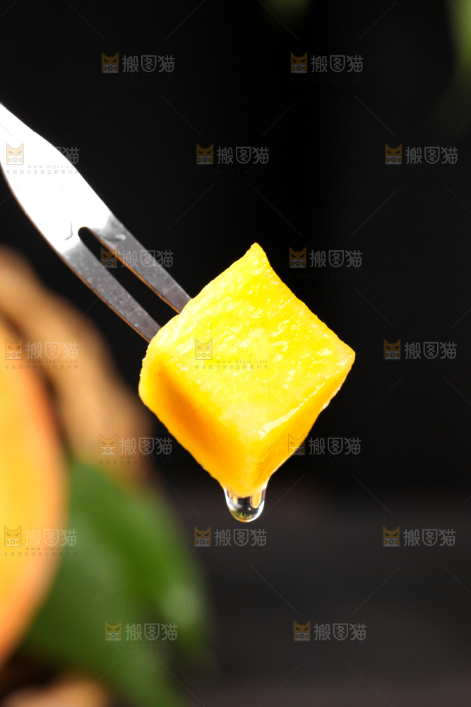 叉子叉着一块黄蟠桃果肉