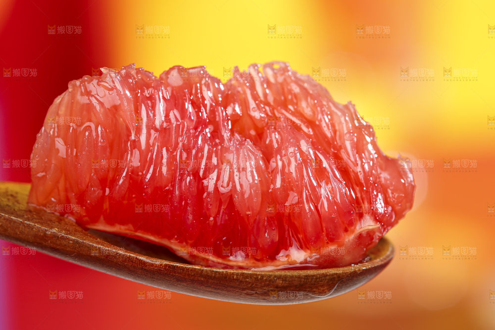 勺子里的红心西柚果肉