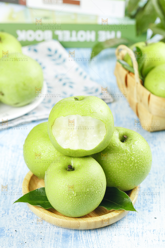 浅底上放着一盘皇冠苹果梨