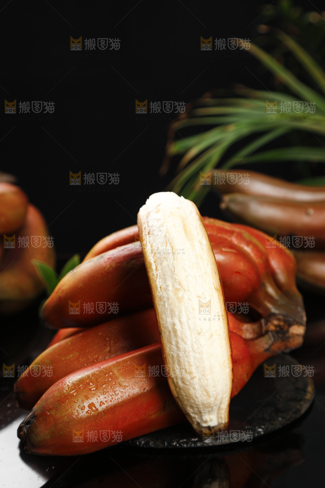黑石板上放着剥皮的红皮美人蕉