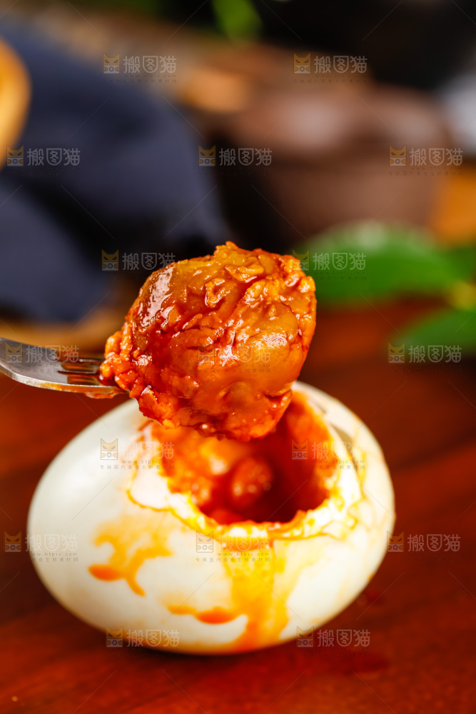 叉子叉着流油的烤海鸭蛋黄
