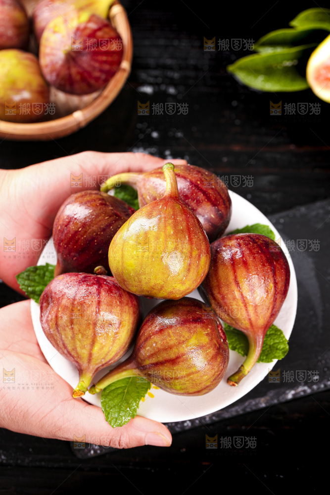 手端一盘无花果