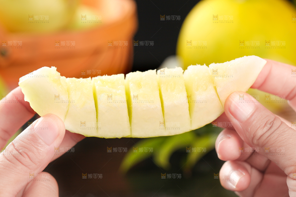 手拿切开的东北香瓜