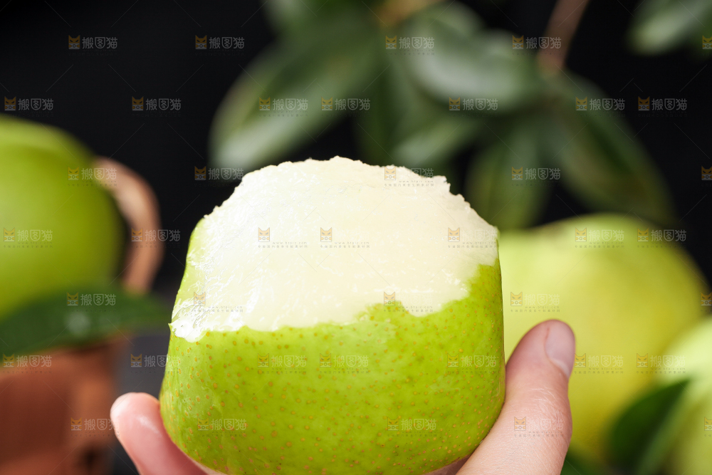 手拿削皮的青皮皇冠梨
