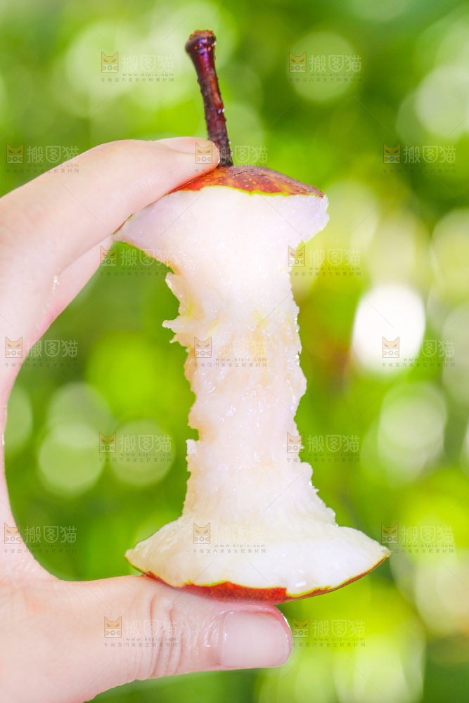 手拿彩虹梨果核