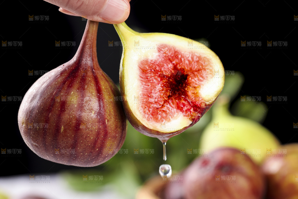 手拿切开的无花果