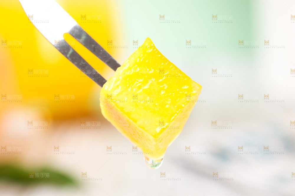 叉子叉着一块黄蟠桃果肉