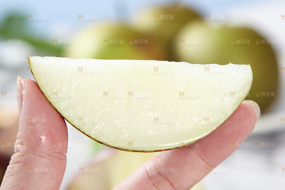 手拿切开的彩虹梨