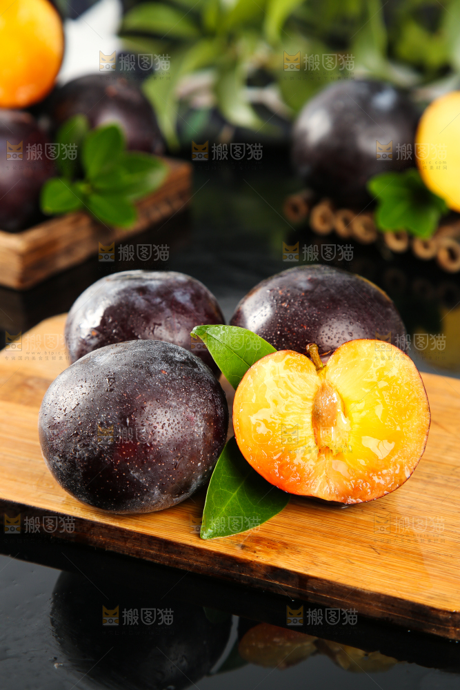 黑底上放着一盘掰开的智利黄肉黑布林