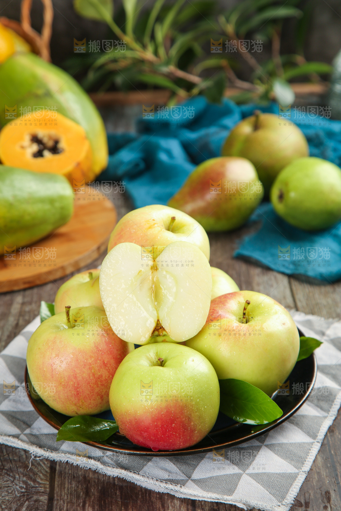 盘子里的嘎啦苹果