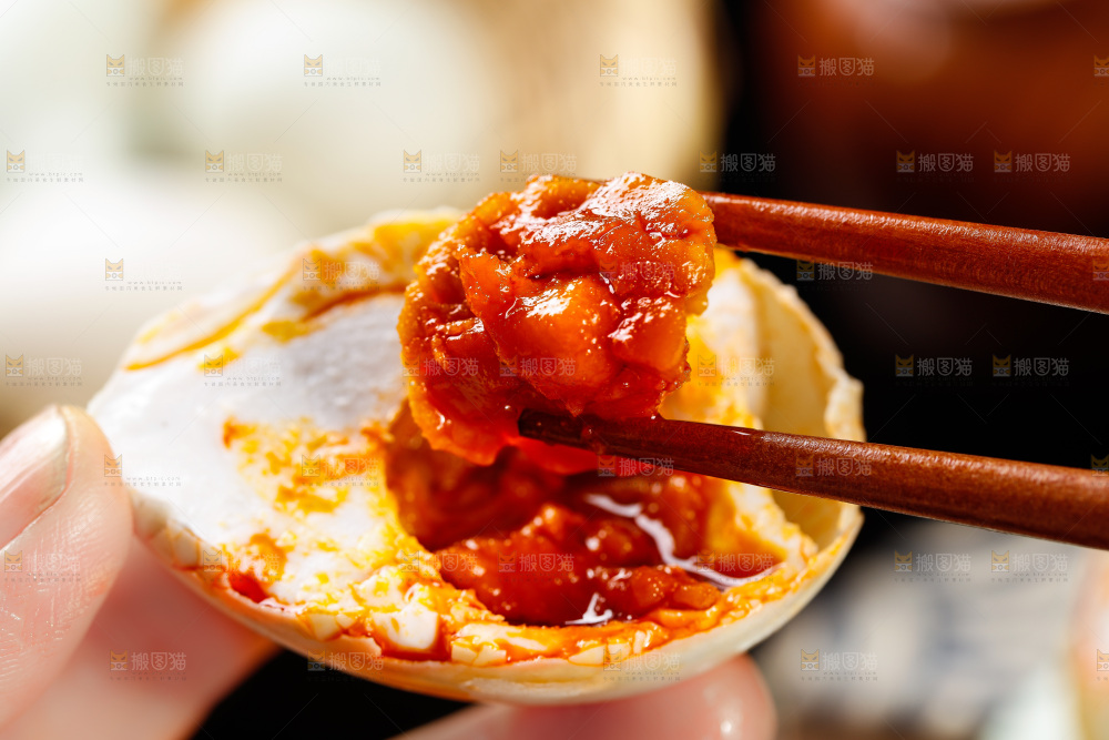 木底上筷子夹着流油的海鸭蛋黄