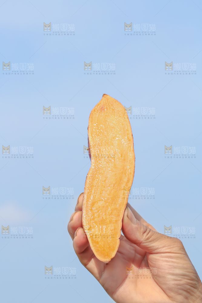 手里拿着红心蜜薯
