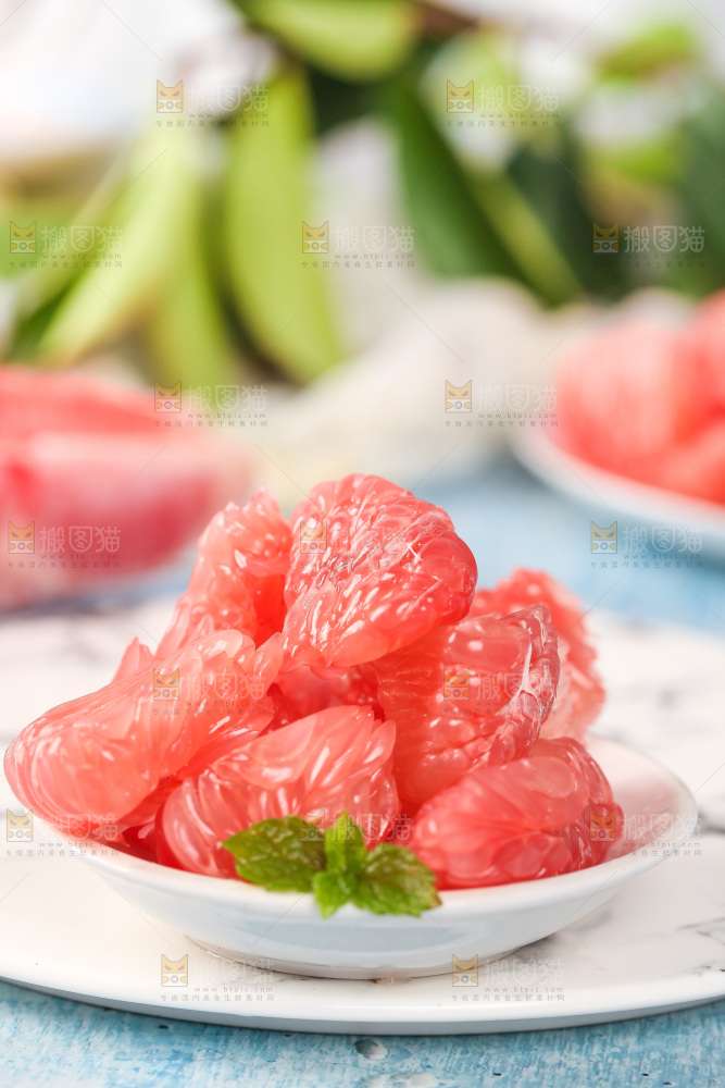 盘子里的红心柚子果肉