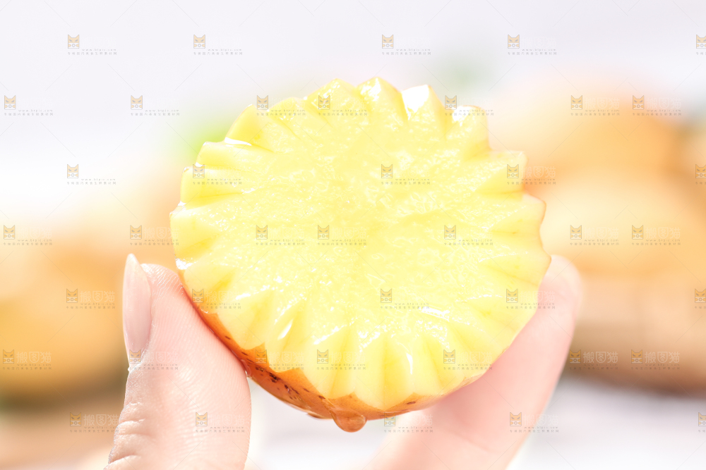 手拿切开的小土豆