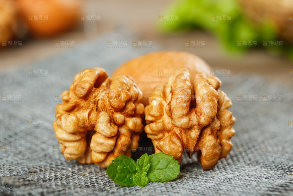 麻布底上的纸皮核桃