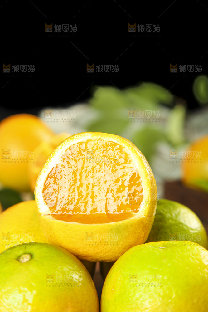 黑石板上放着切开的湖南夏橙