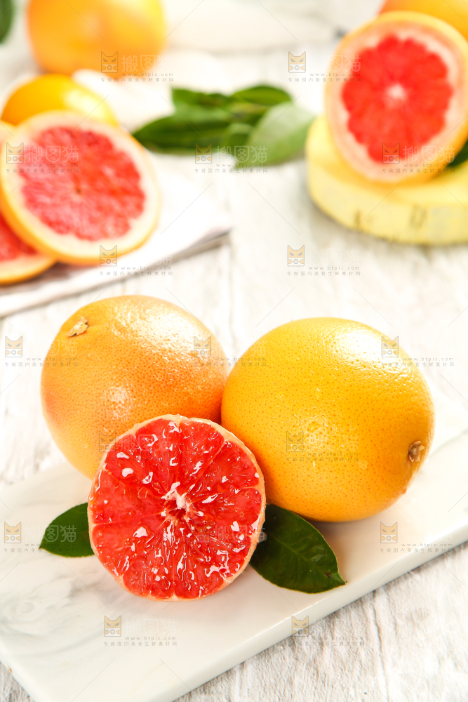 浅底上的红心西柚