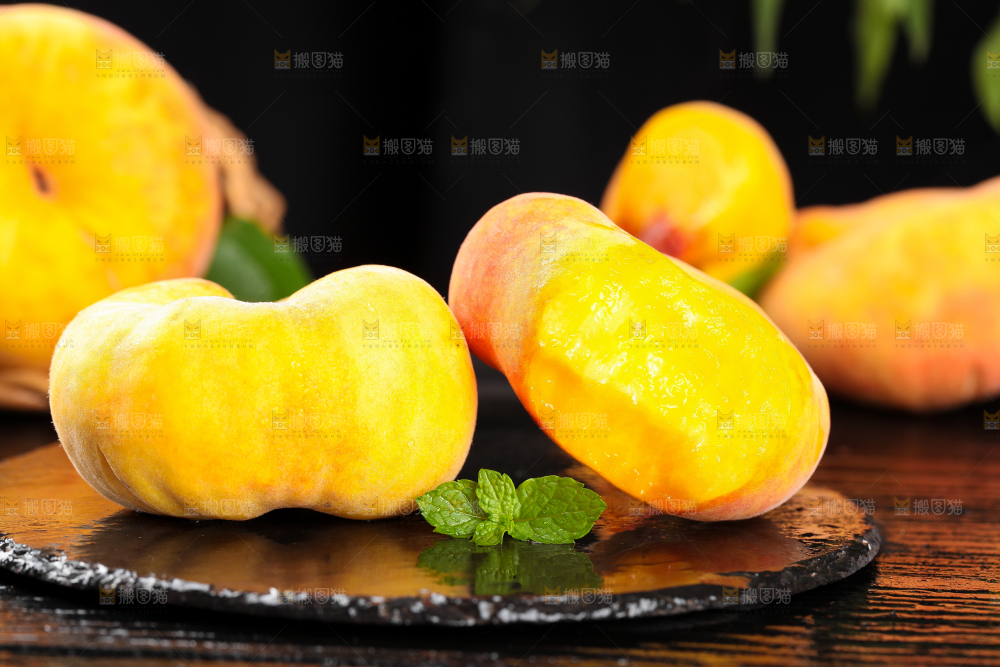 黑石板上的黄金扁桃