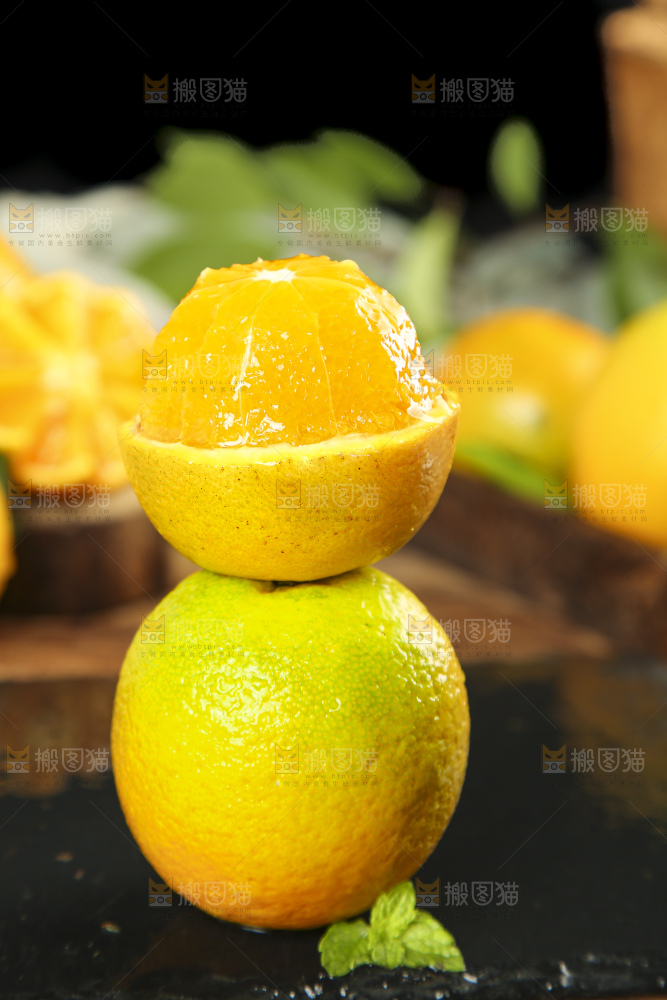 木底上放着削皮的夏橙