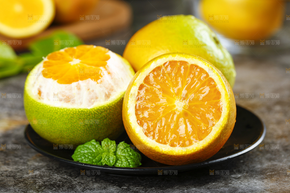 黑石板上放着一盘秭归夏橙