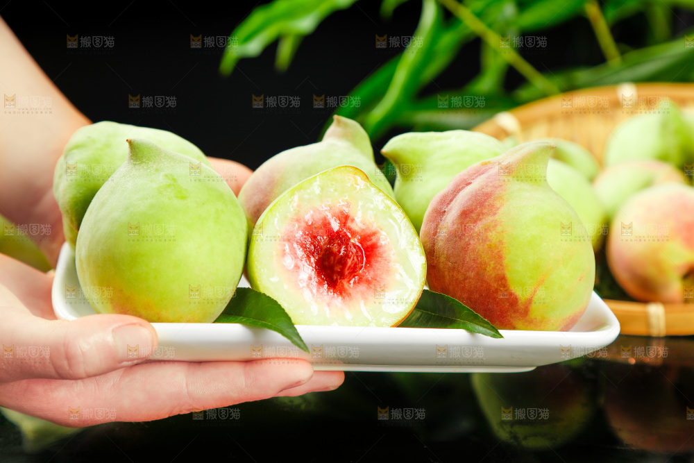 手拿鹰嘴桃