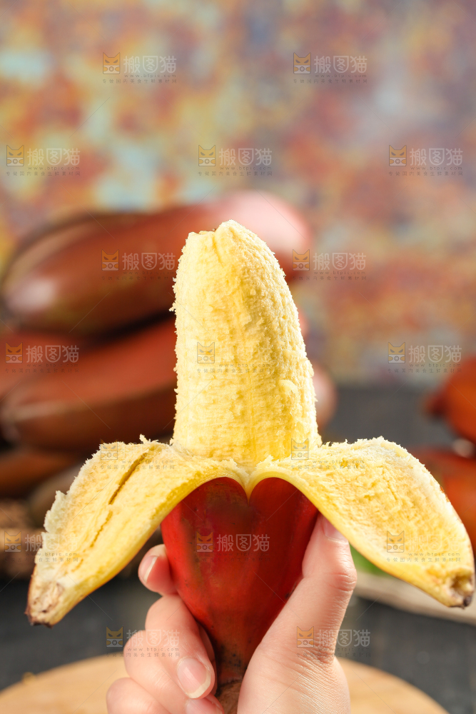 木底手拿剥皮的红皮香蕉