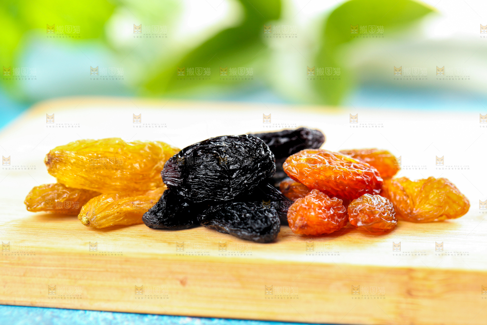 木板上的三色吐鲁番葡萄干