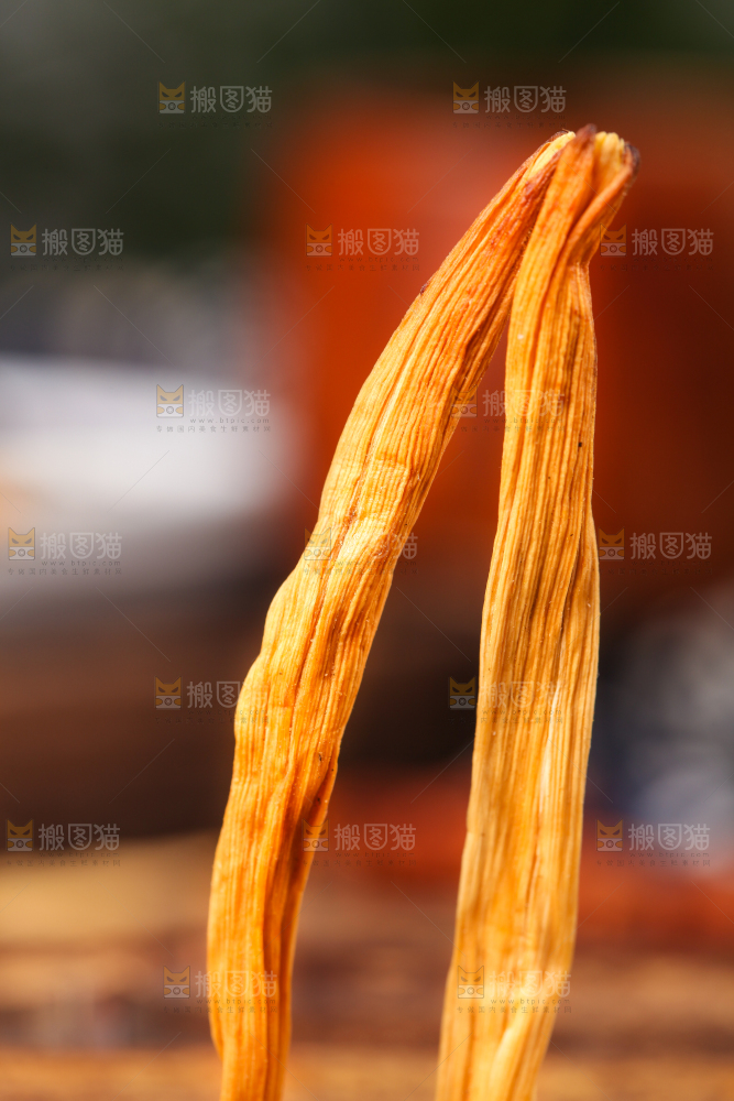 木底上的黄花菜