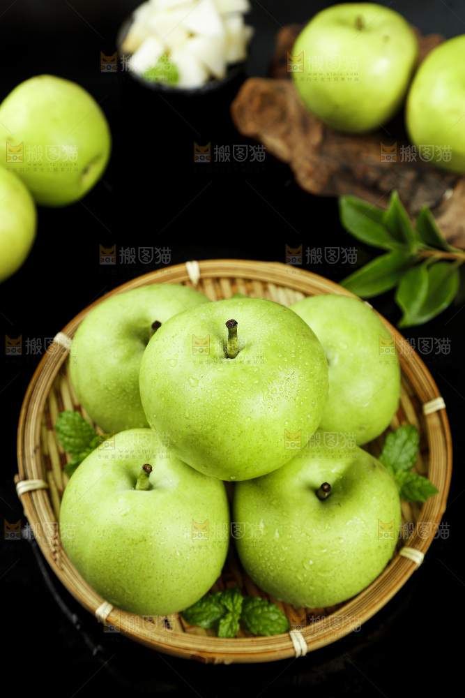 黑石板上放着一篮青皮梨