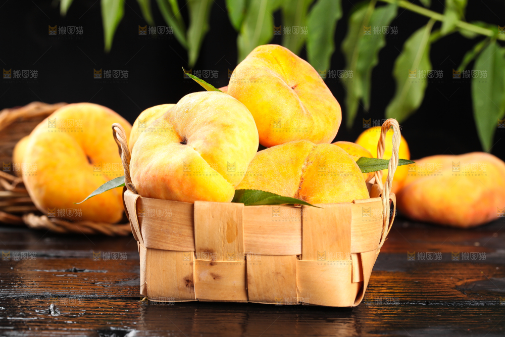 黑底上放着一筐黄金蟠桃