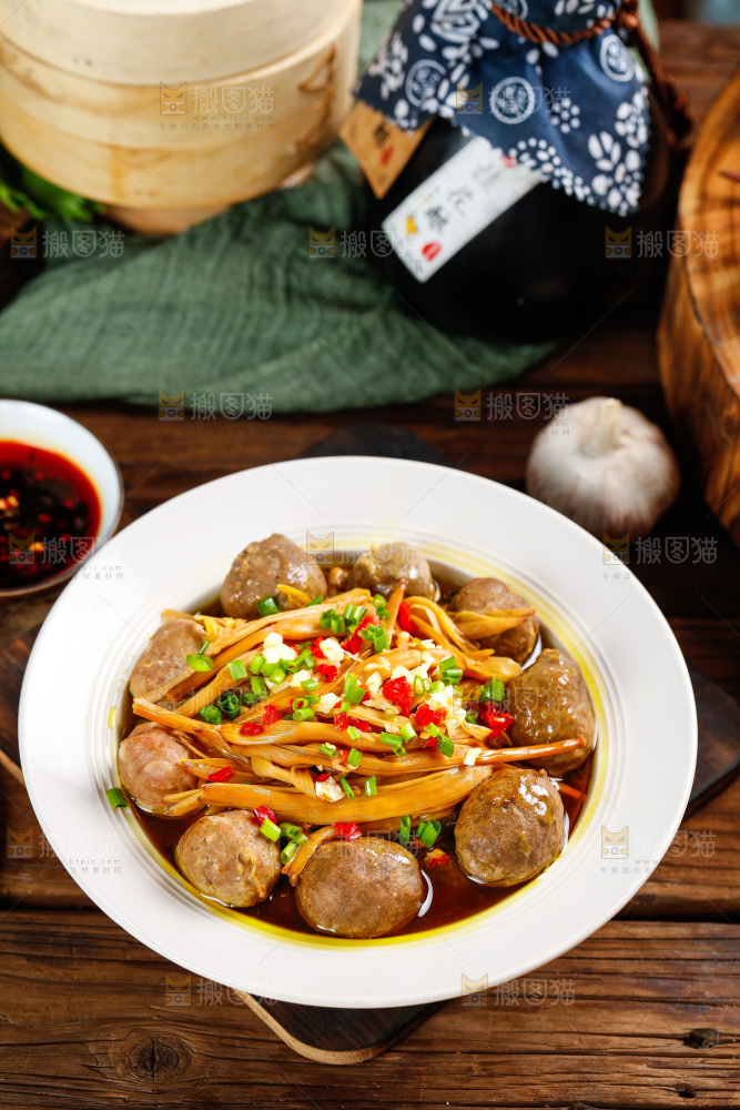 木板上放着一碗香辣肉丸
