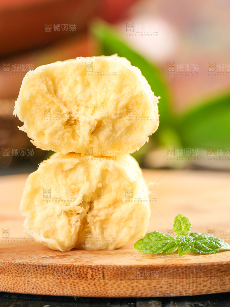 木底上的红皮香蕉果肉