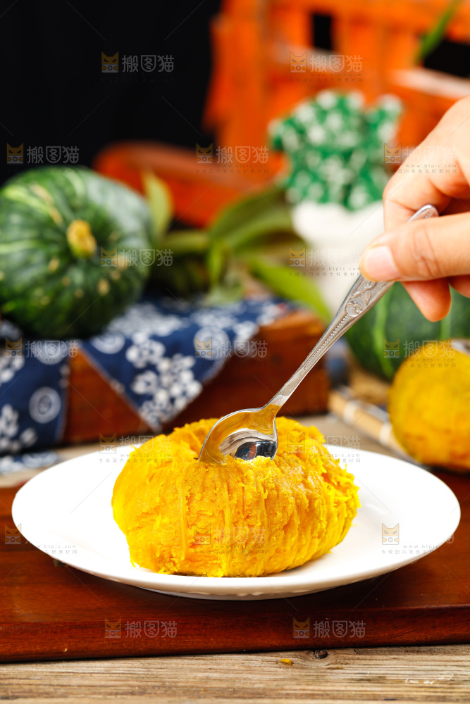 盘子里放着剥皮的烤贝贝瓜