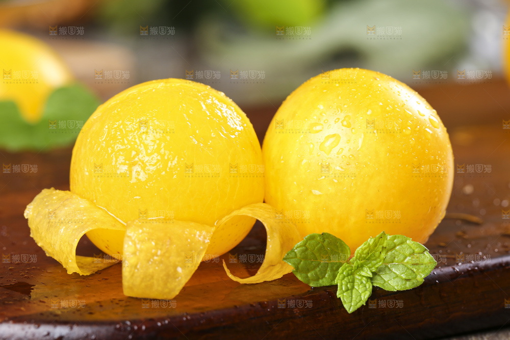 木板上放着剥皮的黄金奈李