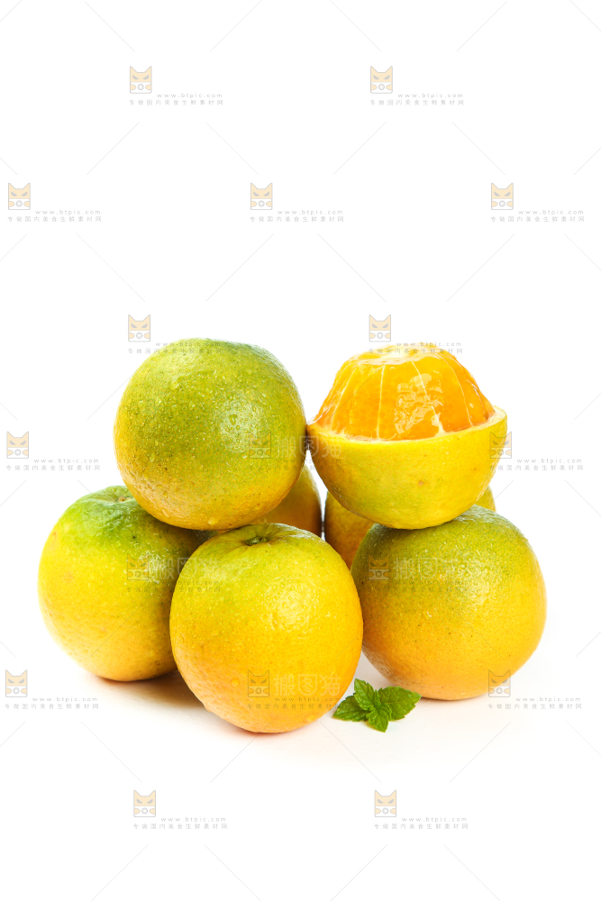 削皮的夏橙放在白底上