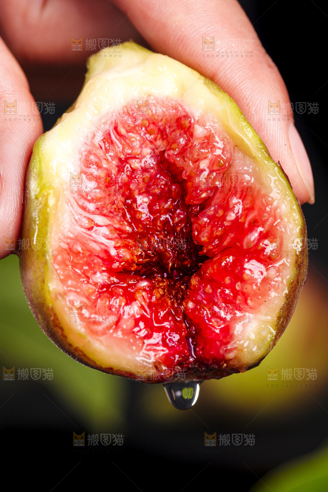 手拿掰开的无花果
