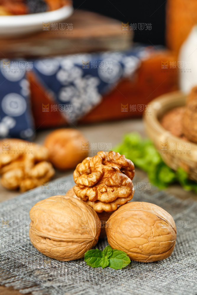 麻布底上的纸皮核桃