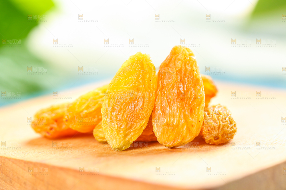 木板上的树上黄葡萄干