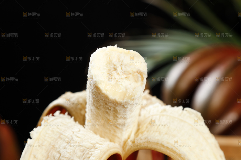 黑石板上放着剥皮的红皮美人蕉