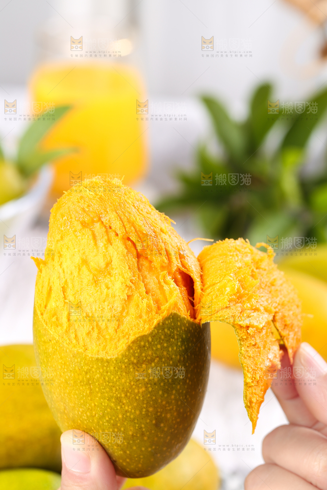 手拿剥皮的椰香芒