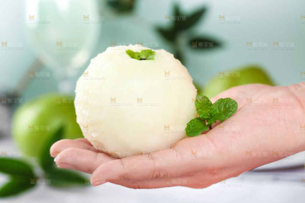 手拿削皮的青皮皇冠梨