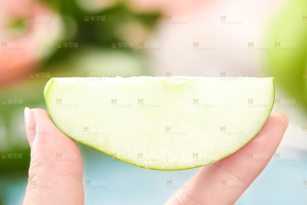 手拿切开的皇冠青梨