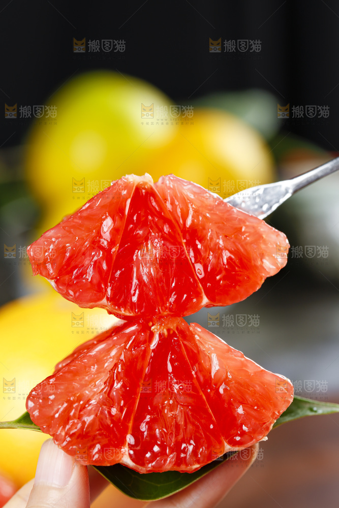 叉子叉着红心西柚果肉
