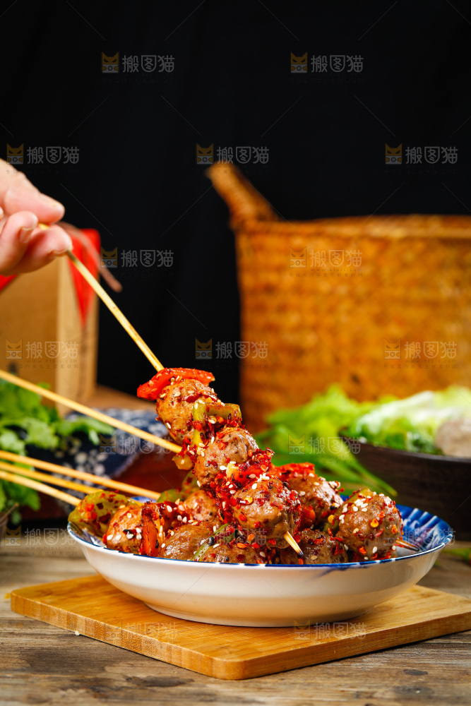 手拿牛肉丸串