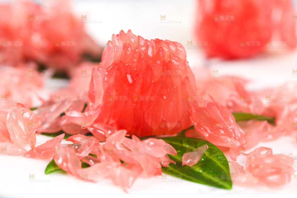 盘子里的红心柚子果肉