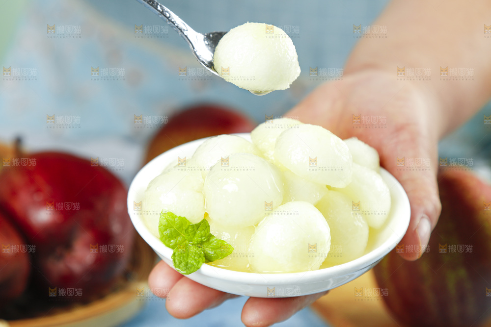 勺子里的彩虹梨果肉
